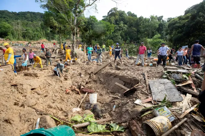 Schon Mindestens 27 Tote Nach Unwettern In Brasilien