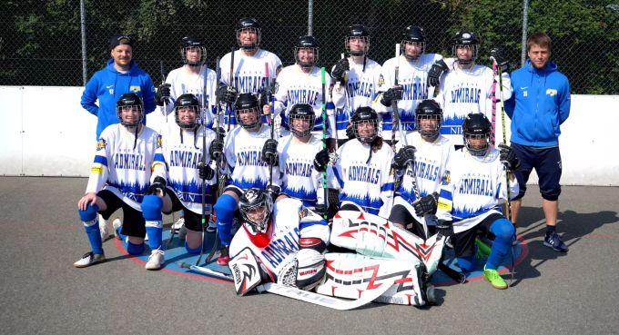 Kader der Juniorinnen und Junioren mit den Coaches Samuel Sommerhalder (links) und Jan Kutschera. Junioren Seetal Admirals