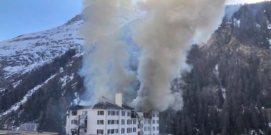 Bei einem Grossbrand in einem Hotel in Zinal VS ist eine Person schwer verletzt worden.