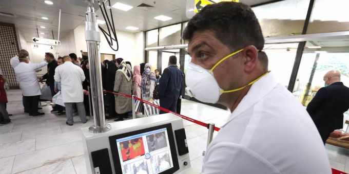 Passagiere werden nach ihrer Ankunft aus Iran in Bagdad auf das Coronavirus. (Symbolbild) Coronavirus in Baghdad