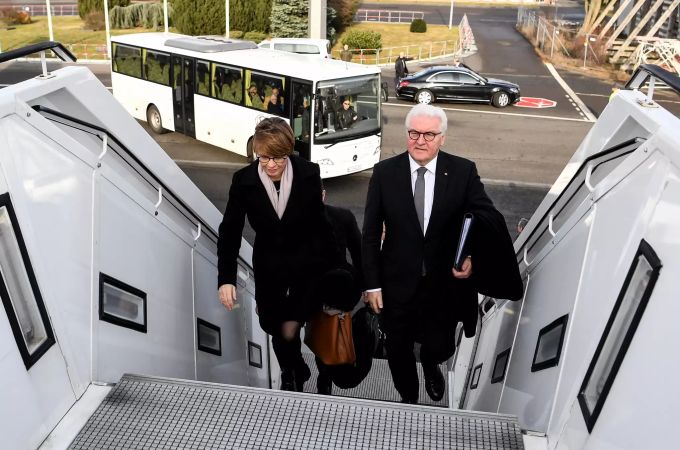 Bundespräsident Frank-Walter Steinmeier und seine Frau Elke Büdenbender gehen an Bord einer Maschine der Flugbereitschaft. Sie sind auf dem Weg nach Auschwitz, um an der Gedenkfeier zum 75. Jahrestag der Befreiung des deutschen Konzentrationslagers Auschwitz teil zu nehmen. Holocaust Gedenktag - Steinmeier