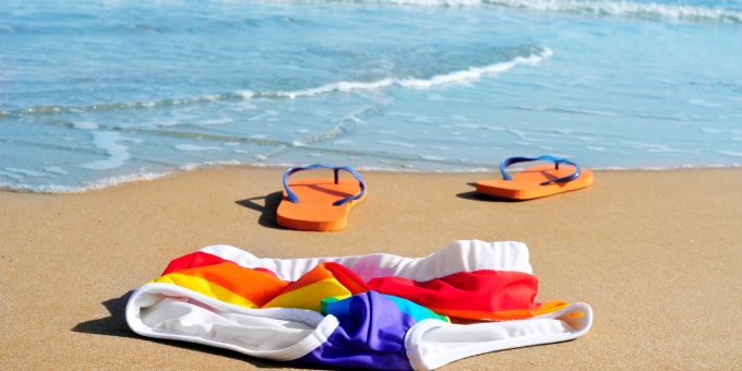 Auch an Nackt-Stränden gelten Regeln. Besonders wichtig: Nicht starren! badehose und flipflops strand