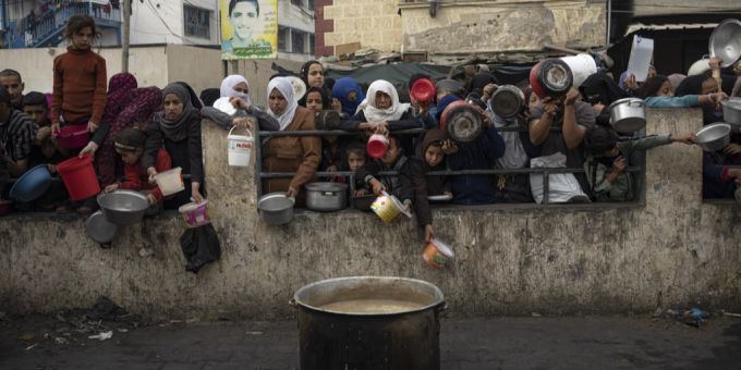 Palästinenser warten auf die Abgabe von gratis Essen. Israel-Krieg
