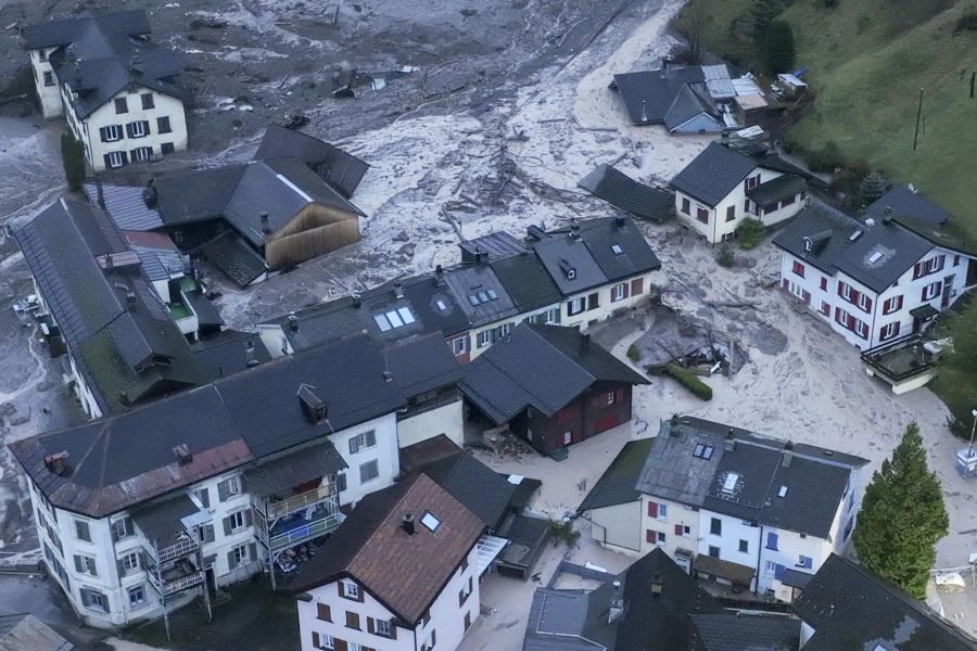 Der Schwandener zittert insbesondere vor einer Ausbreitung des möglichen Feuers auf die Häuser.