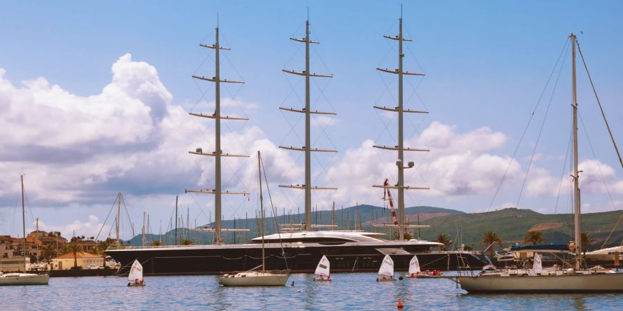 Marina Porto (Montenegro) mit der Segelyacht Black Pearl - eine der grössten Segelyachten der Welt.