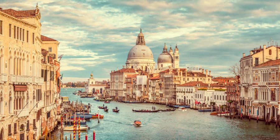 Venedig Canal Grande mit der Basilica im Hintergrund.