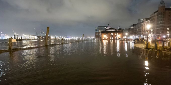 Das Wasser der Elbe flutete in der Nacht den Hamburger Fischmarkt (D). Das Wasser der Elbe flutete in der Nacht den Hamburger Fischmarkt.