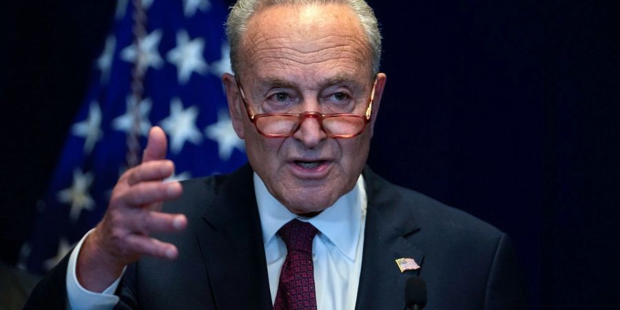 Chuck Schumer, Mehrheitsführer des Senates der USA, fordert seine Kollegen auf, die Freigabe neuer Ukraine-Hilfen voranzubringen.