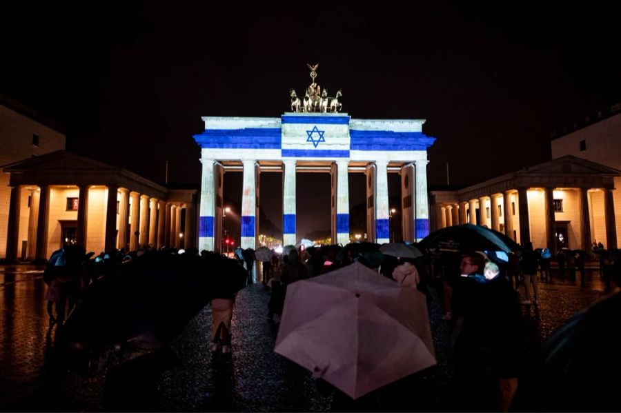 In Solidarität mit Israel erstrahlt die Flagge auf dem Brandenburger-Tor in Berlin.