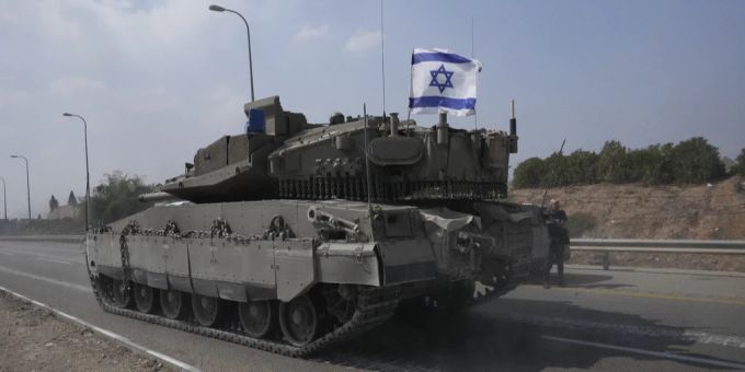 Die internationale Gemeinschaft fürchtet, dass die Situation im Nahen Osten zum Flächenbrand eskaliert. Flächenbrand Israel Panzer Hamas