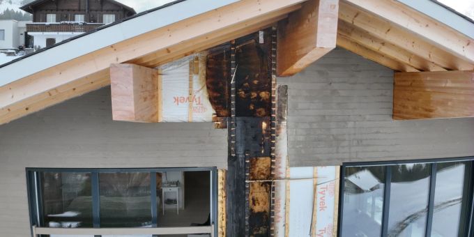 Hausfassade in Dallenwil fängt Feuer. Hausfassade in Dallenwil