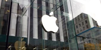 Die Fassade eines Apple Stores, die das Apfel-Logo von Apple zeigt.