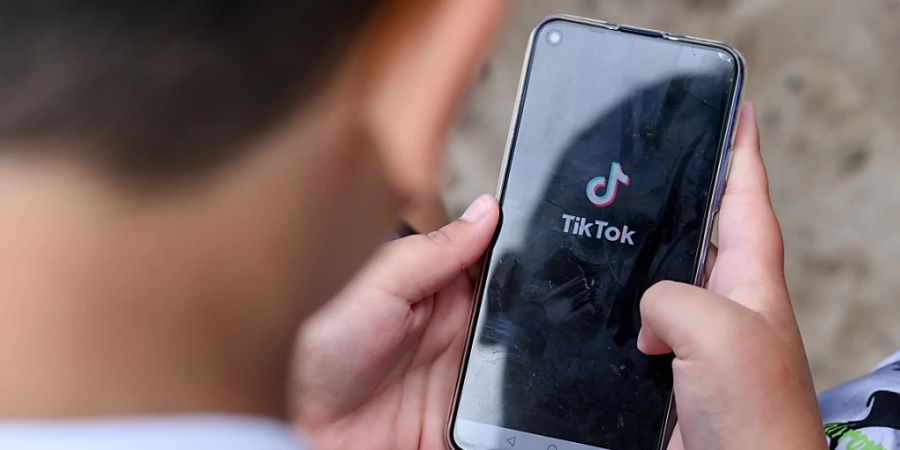 Das erste Verbot der populären Video-App TikTok in einem US-Bundesstaat ist von einem Gericht auf Eis gelegt worden. Der Richter sah eine einstweilige Verfügung gegen das entsprechende Gesetz des Bundesstaates Montana gerechtfertigt. (Symbolbild)