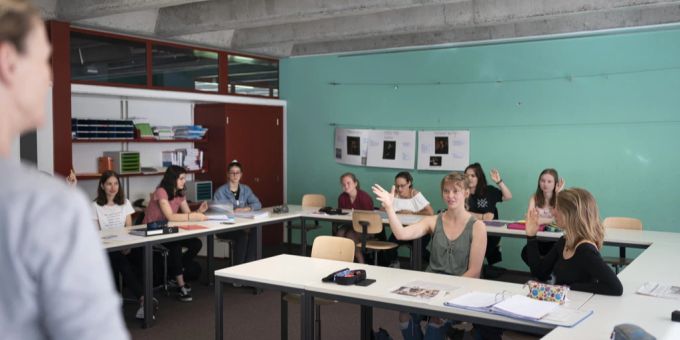 In Schweizer Schulen herrsche ein leistungshemmender Wettbewerb, findet Nau.ch-Kolumnistin Clarita Kunz. Bildung in der Kantonsschule