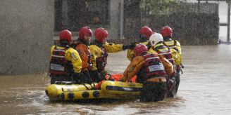 Häuser evakuiert - Überschwemmungen durch Unwetter in Grossbritannien