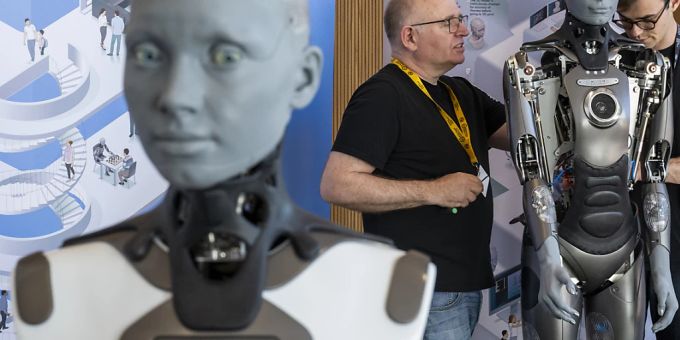 Humanoide Roboter, wie der Roboter Ameca im Bild, sind Menschen einer Studie zufolge nach wie vor unterlegen. (Archivbild) roboter