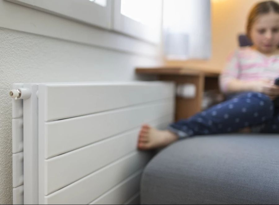 Heizkörper sollten zudem frei stehen und nicht von Vorhängen, Sideboards oder Sofas verdeckt werden. (Symbolbild)