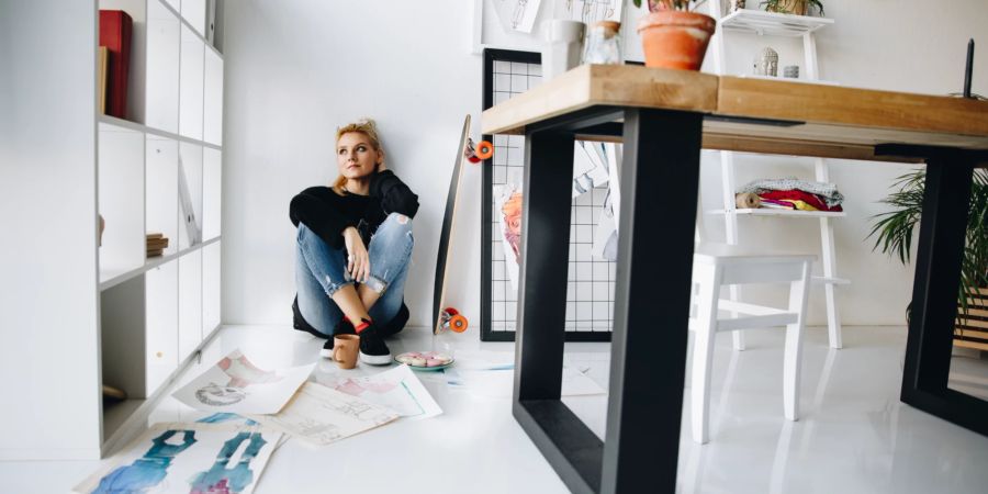 Frau im Arbeitszimmer auf Boden