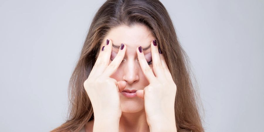 Frau macht Gesichtsyoga