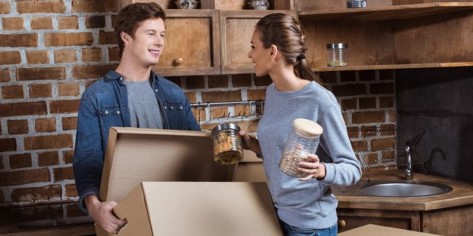 Beim Entrümpeln und Aufräumen ein grosser Helfer: Kisten zum einfachen Verstauen. Aufräumen, Entrümpeln, Wohnung, Haus