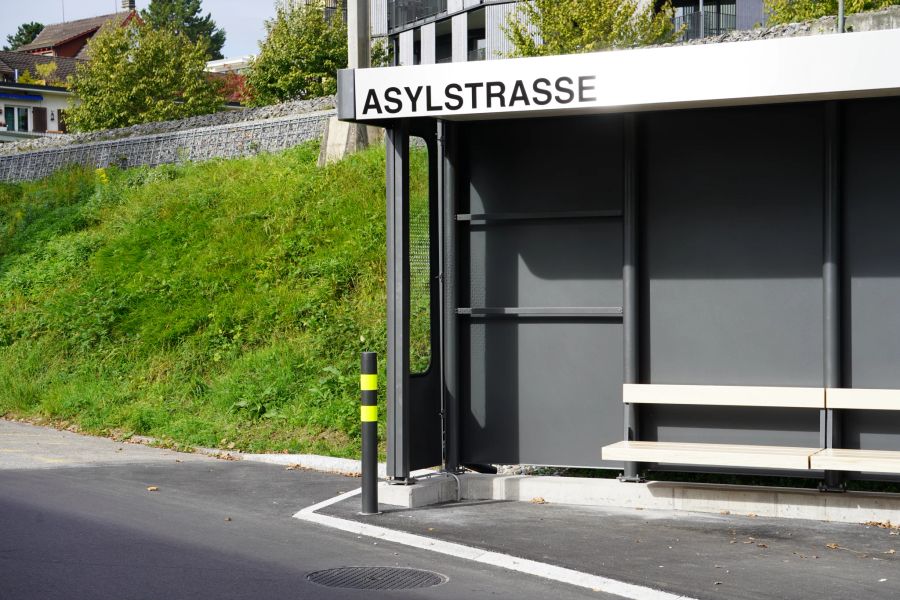 Vor der herausragenden Ecke wird auch mit einem Pfosten am Boden gewarnt.