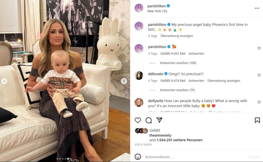 Paris Hilton posiert mit ihrem Bub.