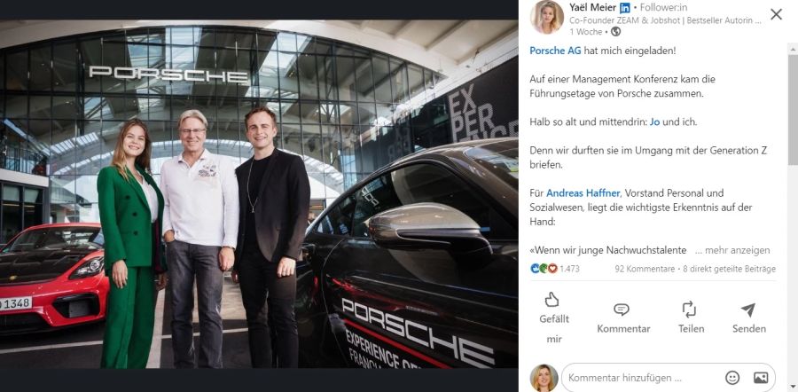 Yaël Meier (links) und ihr Partner (rechts) bei Porsche.