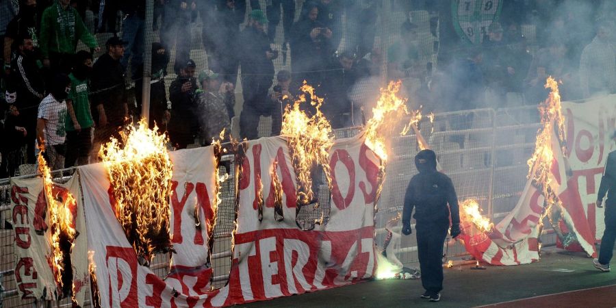 Nicht nur im Fussball kommt es immer wieder zu Gewalt zwischen den Fans von Panathinaikos Athen und Olympiakos Piräus.