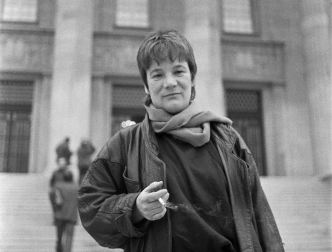 Die Schriftstellerin Mariella Mehr engagiert sich in «Kinder der Landstrasse»-Belangen, hier im Januar 1989 vor dem Bundesgericht in Lausanne. schweizer radio und fernsehen