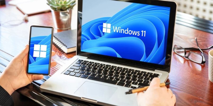 Schreibtisch Laptop Windows 11 Smartphone Hände