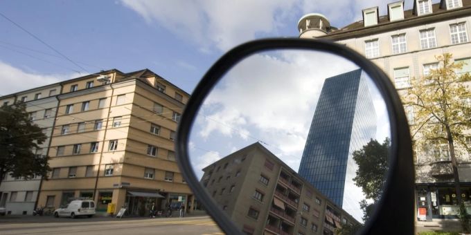 Ein Mehrfamilienhaus und der Messeturm spiegeln sich in einem Rueckspiegel eines Autos an der Rosentalstrasse in Basel. (Archivbild) Basel