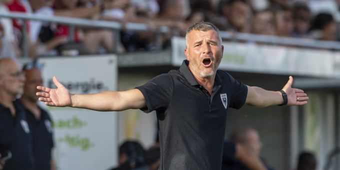 Aarau-Trainer Alex Frei gestikuliert an der Seitenlinie. FC Aarau
