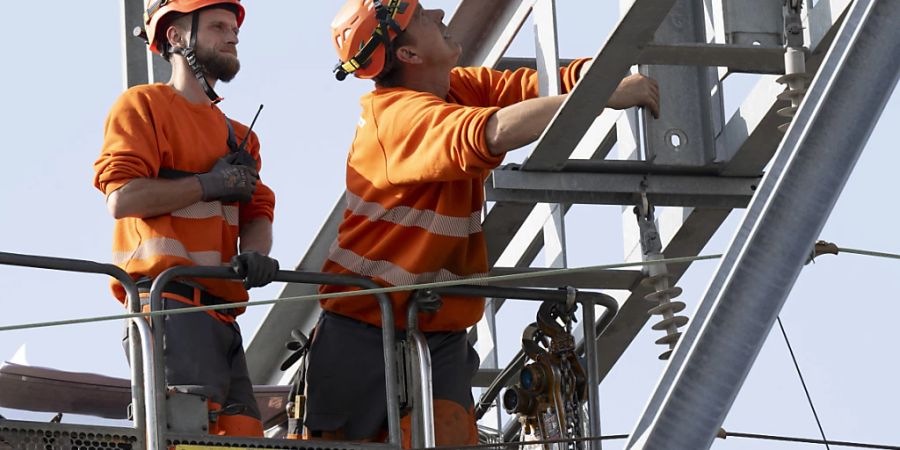 SBB Mitarbeiter führen derzeit am Bahnhof Biel Verstärkungsarbeiten an den Stromleitungen durch.