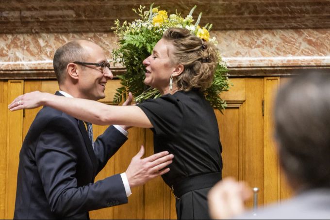Irène Kälin (GPS/AG) gratuliert ihrem Nachfolger Martin Candinas (Mitte/GR) zu seiner Wahl zum Nationalratspräsidenten. Auf dem Bild nicht zu sehen: Candinas steht zwei Treppenstufen tiefer. Martin Candinas Irène Kälin