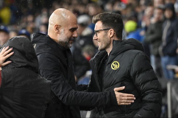 Die Trainer Wicky und Guardiola unterhalten sich vor dem Spiel. YB
