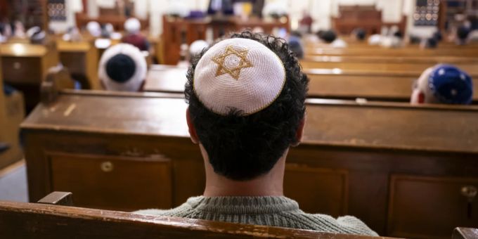Seit dem Angriff der Hamas auf Israel häufen sich antisemitische Vorfälle in ganz Europa. (Symbolbild) rabbiner in kirche