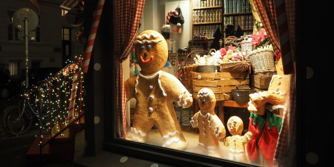 In der dunklen Jahreszeit wirken beleuchtete Fenster warm und einladend. Umso mehr, sind sie weihnachtlich dekoriert! Jahreszeit dunkel Weihnachten Fenster