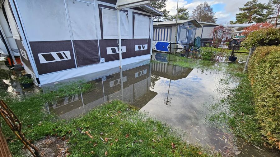 Wasser dringt bis zu den Wohnwagen vor.