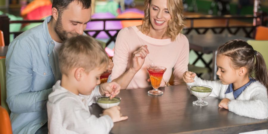 Paar mit Kindern am Tisch