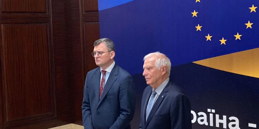 Der ukrainische Aussenminister Dmytro Kuleba (l) und der EU-Aussenbeauftragte Josep Borrell sprechen zur Eröffnung des informellen EU-Aussenministerrates in Kiew.