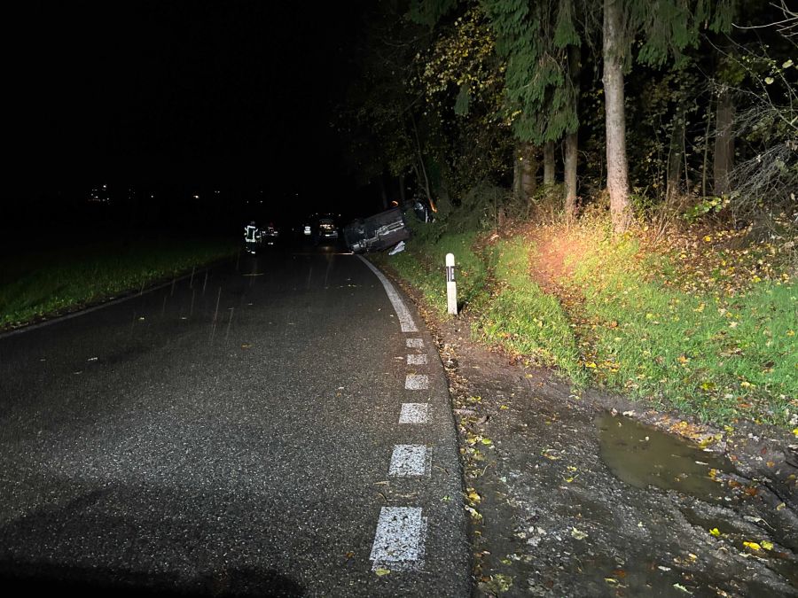 Die Autofahrer kam auf der Seite liegend zum Stehen.