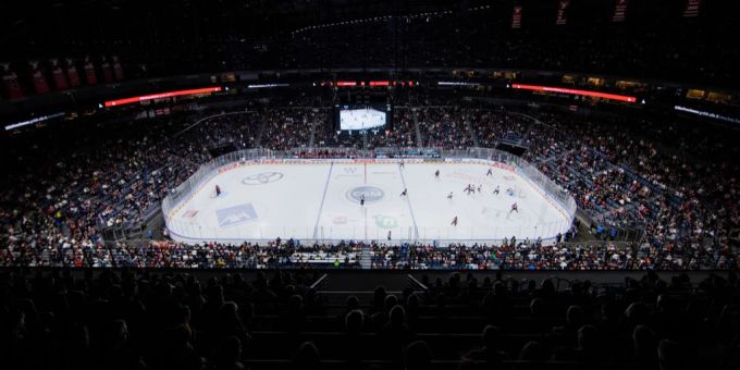 Die Kölner Haie in der Lanxess-Arena haben mittlerweile mehr Fans als der SCB. (Archivbild) SCB