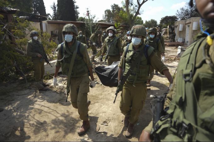 Soldaten tragen die Leiche eines Opfers im Israel-Krieg weg. Israel