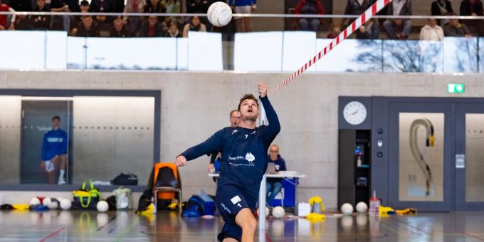 Die Oberentfelder Faustballer – im Bild Swen Aebersold – konnten das letzte von vier Qualifikationsspielen am ersten Wochenende gewinnen. STV Oberentfelden