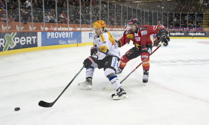 Gottérons Marcus Sörensen im Duell mit Romain Loeffel vom SC Bern. SCB