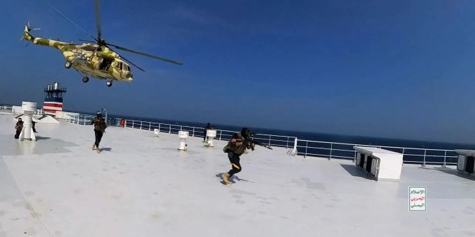 Huthi-Rebellen, die auf dem Deck des Frachtschiffs «Galaxy Leader» laufen, als sie es im Roten Meer vor der Küste von Hodeidah in ihre Gewalt bringen. Huthi-Rebellen