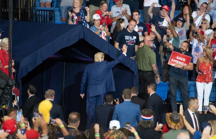 Bei einer Kundgebung im US-Bundesstaat Pennsylvania lädt Trump die Tante eines Neo-Nazis auf die Bühne.