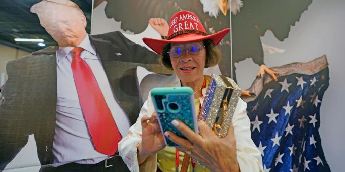Bei der «Conservative Political Action Conference» (CPAC) im US-Bundesstaat Texas treffen Wahlbetrugsfantasien und Hitler-Vergleiche auf Glitzerschuhe mit Trump-Aufschrift und «Ich liebe Jesus»-Baseballcaps. Bei der «Conservative Political Action Conference» (CPAC) im US-Bundesstaat Texas treffen Wahlbetrugsfantasien und Hitler-Vergleiche auf Glitzerschuhe mit Trump-Aufschrift und «Ich liebe Jesus»-Baseballcaps.