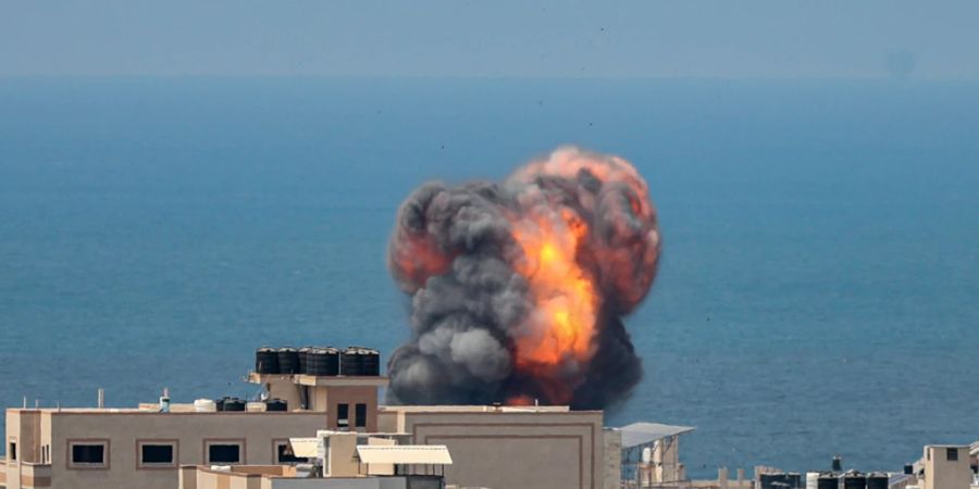 Nach einem israelischen Luftangriff im Gazastreifen steigen Rauch und Flammen aus einem Gebäude auf. Foto: Atia Darwish/APA Images via ZUMA Press Wire/dpa