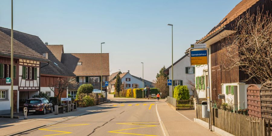 Die Ortsstrasse Dorf der Gemeinde Dorf im Zürcher Weinland.